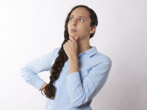 Eine nachdenkliche Frau
