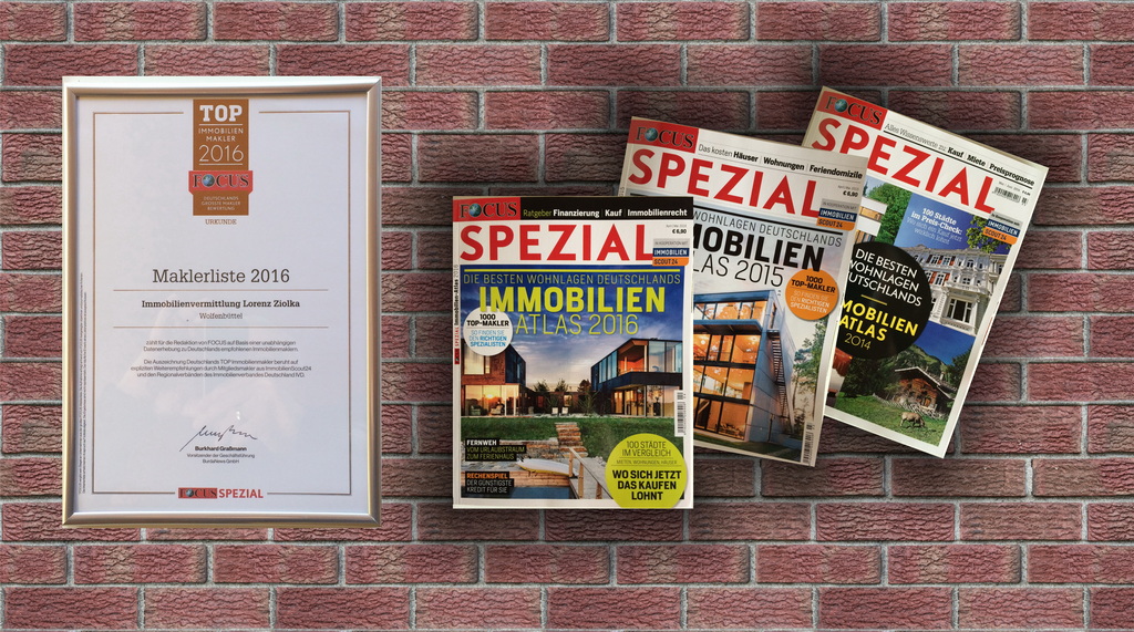 Urkunde vom Magazin "FOCUS" als "TOP Immobilienmakler" für das Jahr 2016 auf einem Hintergrund mit Steinoptik neben Abbildungen des Magazins.