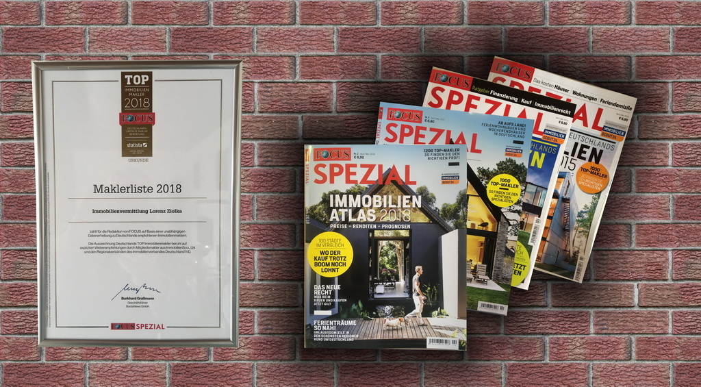Urkunde vom Magazin "FOCUS" als "TOP Immobilienmakler" für das Jahr 2018 auf einem Hintergrund mit Steinoptik neben Abbildungen des Magazins.