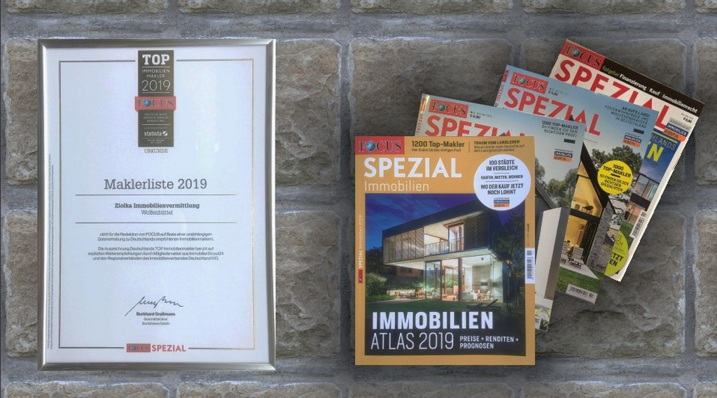 Urkunde vom Magazin "FOCUS" als "TOP Immobilienmakler" für das Jahr 2019 auf einem Hintergrund mit Steinoptik neben Abbildungen des Magazins.