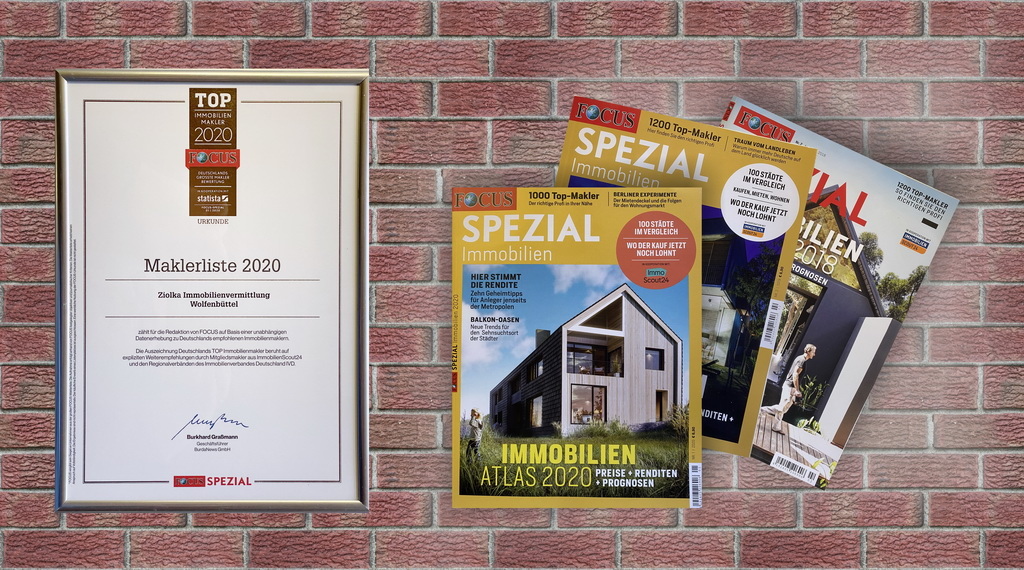 Urkunde vom Magazin "FOCUS" als "TOP Immobilienmakler" für das Jahr 2020 auf einem Hintergrund mit Steinoptik neben Abbildungen des Magazins.