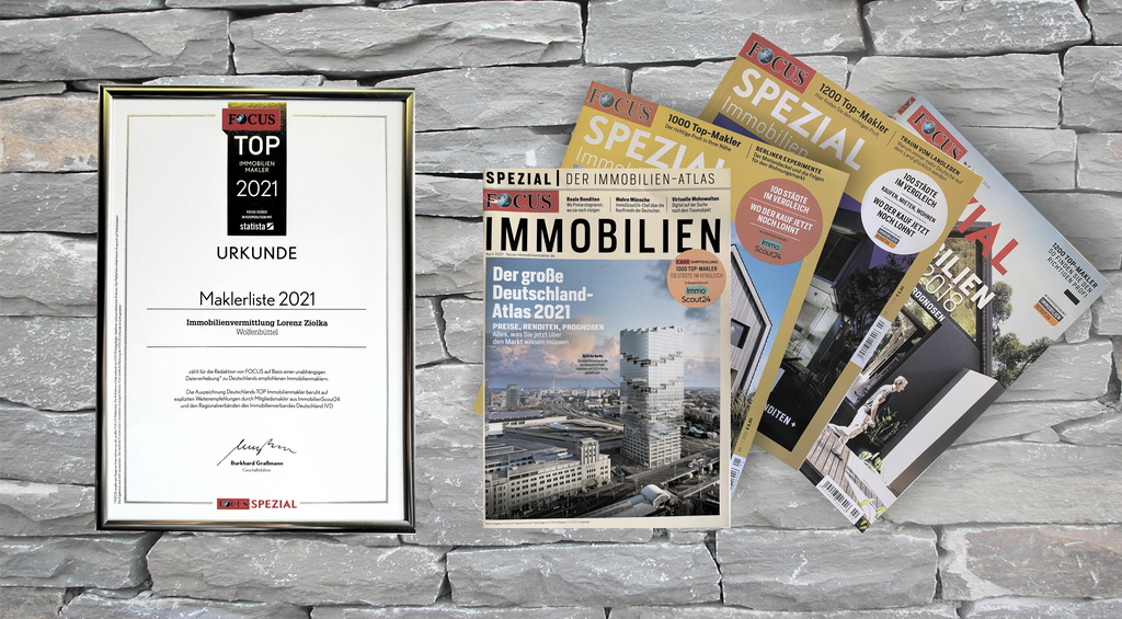 Urkunde vom Magazin "FOCUS" als "TOP Immobilienmakler" für das Jahr 2021 auf einem Hintergrund mit Steinoptik neben Abbildungen des Magazins.