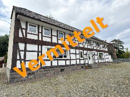 Ein Einfamilien-Fachwerkhaus, welches durch die Immobilienvermittlung Ziolka vermittelt worden ist.