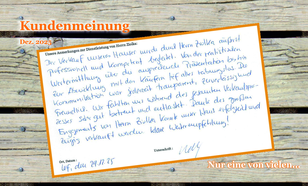 Eine weitere handschriftliche Kundenmeinung zur Tätigkeit der Immobilienvermittlung Ziolka aus dem Jahr 2025 auf einem Hintergrund mit Holzoptik