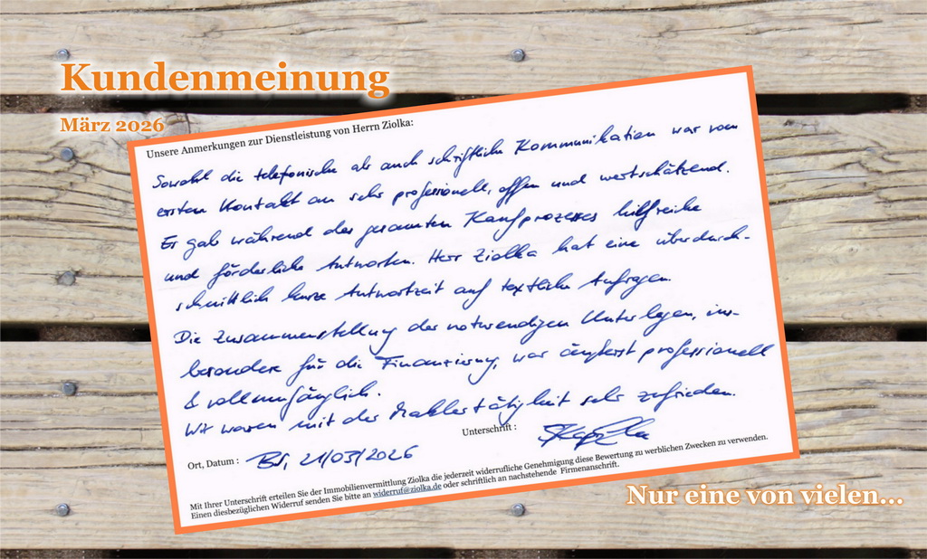 Eine weitere handschriftliche Kundenmeinung zur Tätigkeit der Immobilienvermittlung Ziolka aus dem Jahr 2026 auf einem Hintergrund mit Holzoptik